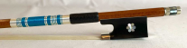 【フロッグ装飾・カラー装飾巻線】バイオリン弓 ヘルナンブコ材 4/4<巻線カラー:スカイブルー>